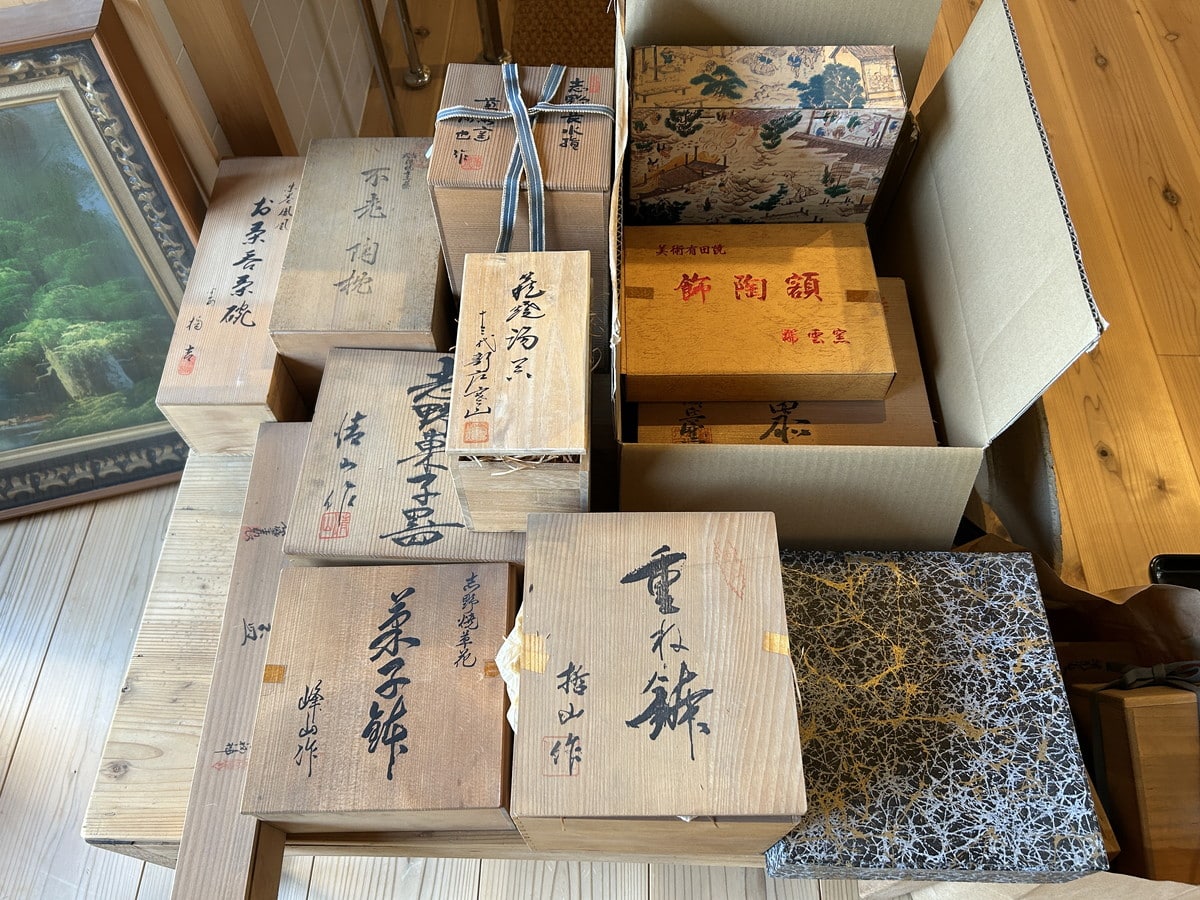 箱入りの贈答食器など