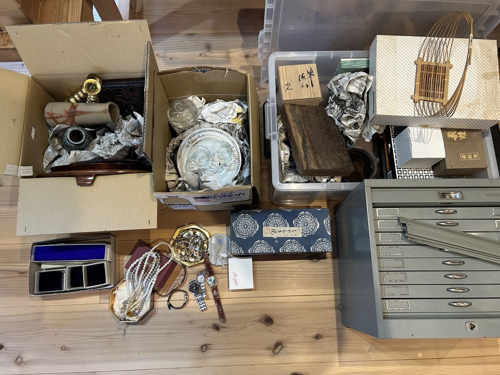 陶磁器、アクセサリーなどを店頭にてお持込み買取いたしました